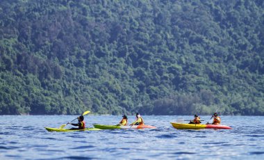 Gaya adada Kayak kişi.