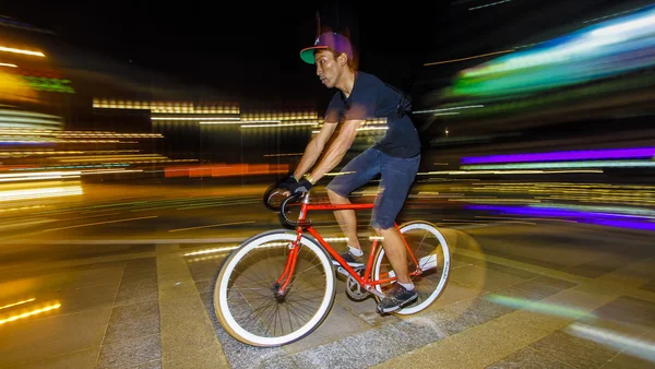 Genç Kuala Lumpur şehir etrafında Bisiklete binme