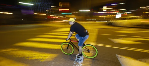 Genç Kuala Lumpur şehir etrafında Bisiklete binme