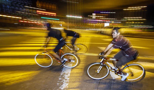 Genç Kuala Lumpur şehir etrafında Bisiklete binme