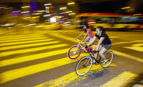 Genç Kuala Lumpur şehir etrafında Bisiklete binme