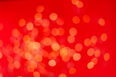 Kırmızı arka planda şen şakrak bir Noel arkaplanı. Kurulmaya hazır ürünler. Bulanık ve bokeh. tatil bulanık ışıkları. kopyalama alanı. Metin için boşluk