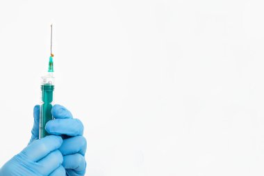 Tıbbi eldiven teslim eden bir doktor grip virüsüne karşı korumak için şırıngayı elinde tutuyor. Cvd aşısı. Deri altı enjeksiyonları ile ilaç aşılama konsepti, kopyalama alanı