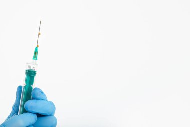 Tıbbi eldiven teslim eden bir doktor grip virüsüne karşı korumak için şırıngayı elinde tutuyor. Cvd aşısı. Deri altı enjeksiyonları ile ilaç aşılama konsepti, kopyalama alanı