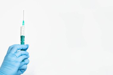 Tıbbi eldiven teslim eden bir doktor grip virüsüne karşı korumak için şırıngayı elinde tutuyor. Cvd aşısı. Deri altı enjeksiyonları ile ilaç aşılama konsepti, kopyalama alanı