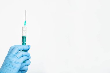 Tıbbi eldiven teslim eden bir doktor grip virüsüne karşı korumak için şırıngayı elinde tutuyor. Cvd aşısı. Deri altı enjeksiyonları ile ilaç aşılama konsepti, kopyalama alanı