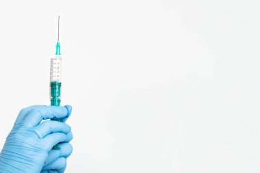 Tıbbi eldiven teslim eden bir doktor grip virüsüne karşı korumak için şırıngayı elinde tutuyor. Cvd aşısı. Deri altı enjeksiyonları ile ilaç aşılama konsepti, kopyalama alanı