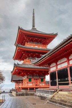Kyoto Japonya 'daki Kiyomizu-dera Budizm tapınağında Japon ahşap tapınağı ve geleneksel Budist mimarisi..