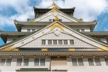 Osaka Japonya 'daki Osaka Kalesi' nin yeşil ve beyaz geleneksel Japon mimari binası.