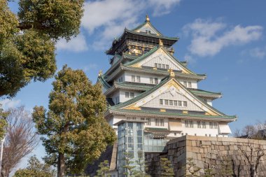 Osaka Japonya 'daki Osaka Kalesi' nin yeşil ve beyaz geleneksel Japon mimari binası.