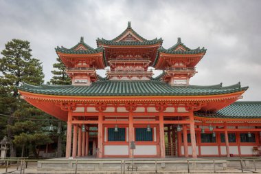 Kyoto Japonya 'daki Renkli Turuncu Budist Tapınağı Heian Tapınağı