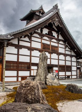 Geleneksel Budist tapınağı Kyoto Japonya 'daki Tenryu-ji Budist tapınağının dış mimarisi ve bahçesi.