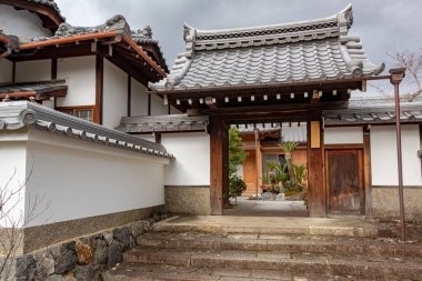 Geleneksel Budist tapınağı Kyoto Japonya 'daki Tenryu-ji Budist tapınağının dış mimarisi ve bahçesi.