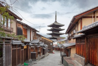 Gion Kyoto Japonya 'da geleneksel bir bina olan cadde boyunca bulunan beş katlı dev ahşap bir pagoda. Fotoğraf bulutlu bir günde çekildi.
