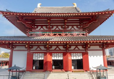 Asakusa Tokyo 'daki Senso-ji Budizm Tapınağı' ndaki ünlü fener ve renkli kırmızı ve yeşil ahşap geleneksel Budist tapınak kompleksi.