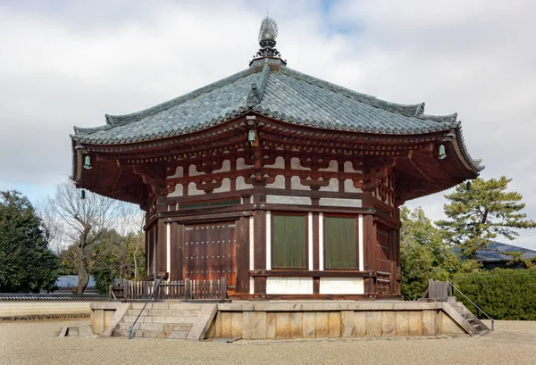 Japonya, Nara 'da bulunan kahverengi kırmızı ahşap tapınak tapınağı. Fotoğraf bulutlu bir günde çekildi.