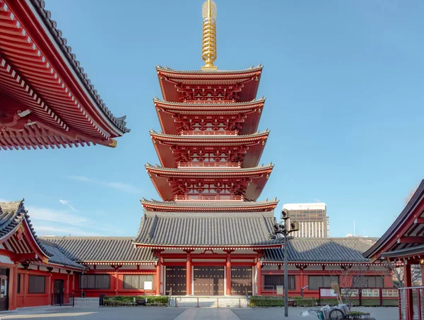 Meşhur uzun pagoda ve Asakusa Tokyo 'daki Senso-ji Budizm Tapınağı' ndaki geleneksel Budist tapınağı kompleksi renkli kırmızı ve yeşil ahşap.