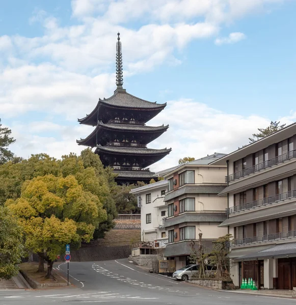 Nara Japonya 'daki Kofuku-ji Gojunoto tapınağında bulunan beş katlı dev ahşap bir tapınak. Fotoğraf, parçalı bulutlu bir gökyüzünde çekildi.