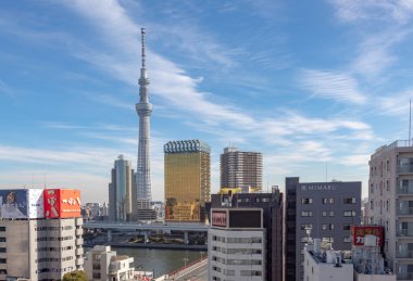 Parçalı bulutlu bir günde Asakusa gökdelenleri arasında Tokyo Skytree