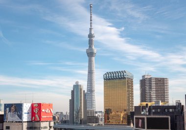 Parçalı bulutlu bir günde Asakusa gökdelenleri arasında Tokyo Skytree