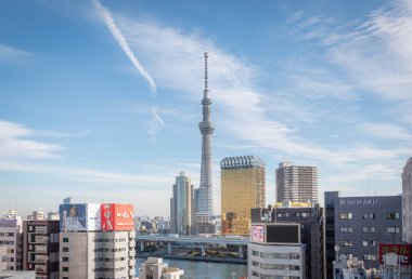 Parçalı bulutlu bir günde Asakusa gökdelenleri arasında Tokyo Skytree