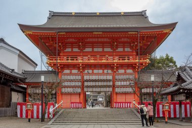 Yasaka Shrine turuncu geleneksel shinto tapınağı Japonya, Kyoto 'da yer almaktadır. Fotoğraf bulutlu bir günde çekildi.
