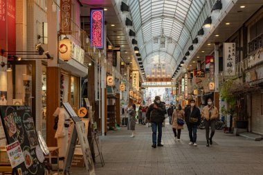 Tokyo, Japonya 'da Asakusa bölgesinde geleneksel olarak kapsanan pazar