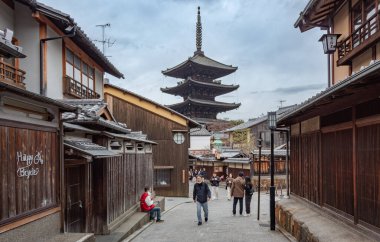 Gion Kyoto Japonya 'da geleneksel bir bina olan cadde boyunca bulunan beş katlı dev ahşap bir pagoda. Fotoğraf bulutlu bir günde çekildi.