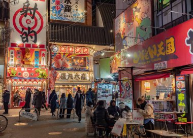 Osaka Japonya 'nın Dotonbori bölgesinde renkli ışıklı neon tabelalar. Fotoğraf akşamleyin çekildi.