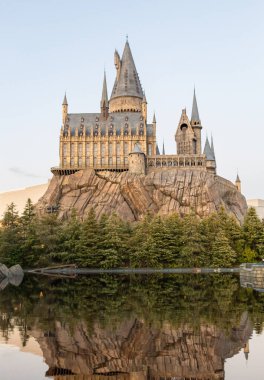 Harry Potter, Osaka Japonya 'daki Universal Stüdyoları' ndaki şato binasını işgal etti. Fotoğraf, güneşli bir günde gün batımında çekildi.