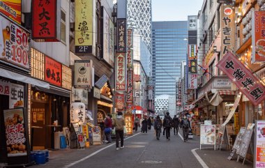 Tokyo, Japonya 'nın Asakusa ilçesinde aydınlık sokak