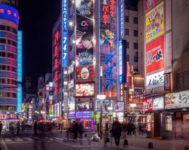 Shinjuku Japonya 'sında bulunan parlak renkli neon reklam panoları ve tabelalar. Fotoğraf akşamleyin çekildi.