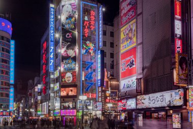 Shinjuku Japonya 'sında bulunan parlak renkli neon reklam panoları ve tabelalar. Fotoğraf akşamleyin çekildi.