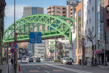 Akihabara 'daki yeşil şehir tren köprüsünün etrafı gökdelenlerle çevrili.
