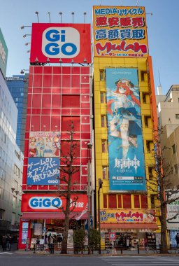 Tokyo 'nun Akihabara bölgesindeki renkli oyun binaları. Fotoğraf güneşli bir günde çekildi.