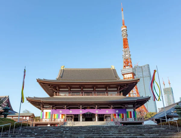 Zojo-ji tapınağının arkasında ikonik kırmızı Tokyo Kulesi olan geleneksel Budist mimarisi. Fotoğraf güneşli bir günde çekildi.