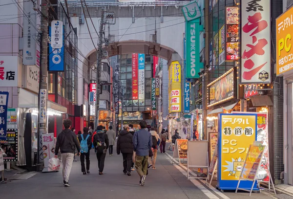 Tokyo, Japonya 'nın Akihabara semtinde bulunan renkli neon tabelalar ve işletmeler