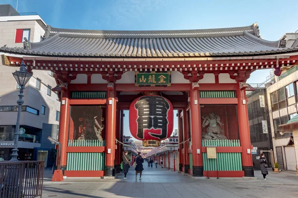 Japonya 'nın Asakusa kentindeki Senso ji Tapınağı' nın geleneksel Budist tapınak giriş kapısı. Fotoğraf, güneşli bir günde Tokyo 'da çekildi.