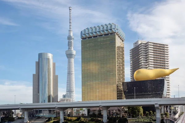 Parçalı bulutlu bir günde Asakusa gökdelenleri arasında Tokyo Skytree