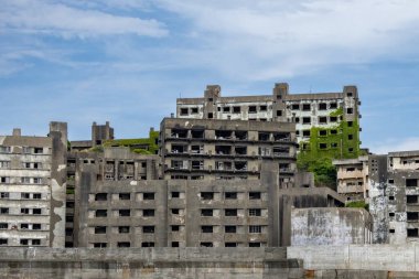 Nagasaki 'deki bir dünya kültür mirası olan Hashima Gunkanjima Adası' nda terk edilmiş.