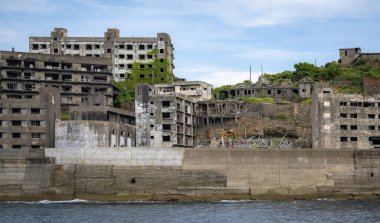 Nagasaki 'deki bir dünya kültür mirası olan Hashima Gunkanjima Adası' nda terk edilmiş.