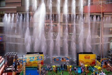 Japonya 'nın Fukuoka kentindeki Kanal Şehri alışveriş merkezinin geçidi boyunca yer alan çeşme.