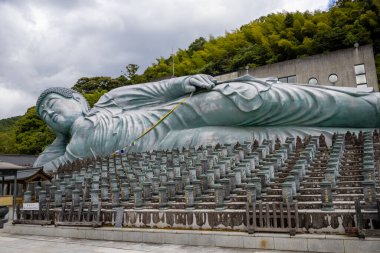  Japonya, Fukuoka yakınlarındaki Nanzoin Tapınağı 'ndaki kutsal bronz Buda heykeli.