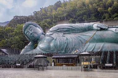  Japonya, Fukuoka yakınlarındaki Nanzoin Tapınağı 'ndaki kutsal bronz Buda heykeli.