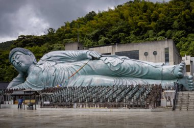  Japonya, Fukuoka yakınlarındaki Nanzoin Tapınağı 'ndaki kutsal bronz Buda heykeli.