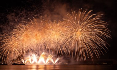 Gece gökyüzünde parlak, renkli havai fişekler. Fotoğraf Busan, Güney Kore 'de çekildi.
