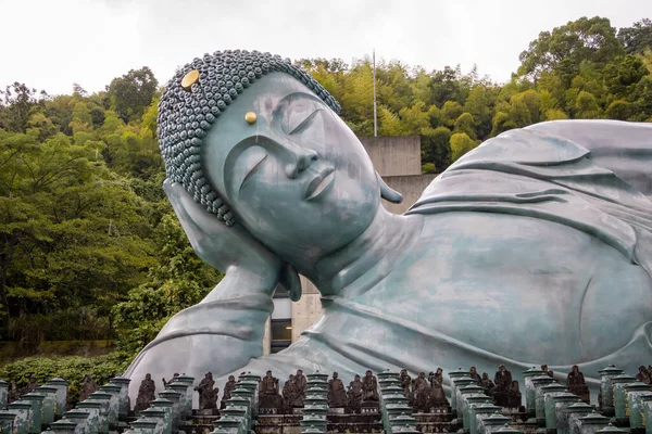  Japonya, Fukuoka yakınlarındaki Nanzoin Tapınağı 'ndaki kutsal bronz Buda heykeli.