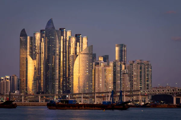 Güney Kore 'nin Gwangan-li Busan plajı boyunca güzel bir gökdelen kompleksi. Fotoğraf gün batımında çekildi.