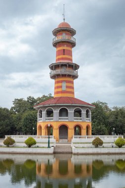 Ayutthaya Tayland 'daki Bang Pa Kraliyet Sarayı' nın bahçesindeki geleneksel su üzerindeki renkli kırmızı ve sarı tapınak bulutlu bir günde