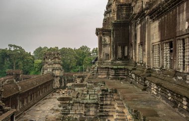Siem Reap Kamboçya 'daki Angkor Wat tapınağının taş iç mimarisi.